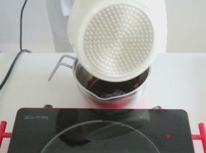 混合好的植物油和可可粉倒入打蛋盆里