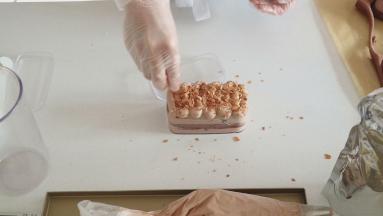 最后撒上可可薄脆