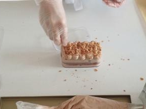 最后撒上可可薄脆