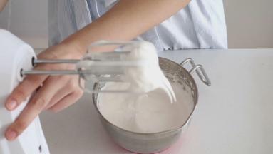 蛋清中加入细砂糖打发至小弯钩