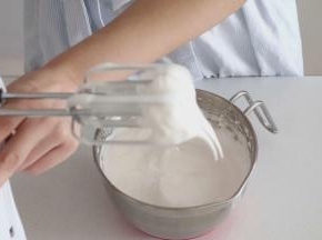 蛋清中加入细砂糖打发至小弯钩