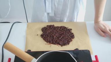 融化配方中的巧克力。然后加入可可薄脆拌匀。摊平后冷藏 急用可以冷冻