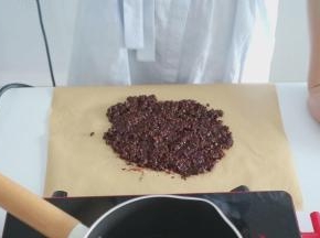 融化配方中的巧克力。然后加入可可薄脆拌匀。摊平后冷藏 急用可以冷冻