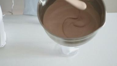 最后组装蛋糕。将淡奶油打发至表面有纹路