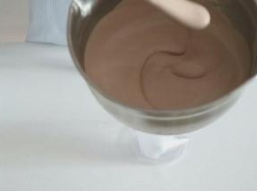 最后组装蛋糕。将淡奶油打发至表面有纹路
