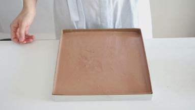 倒入烤盘，170度烤18-20分钟。