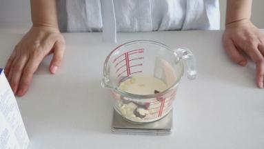 巧克力奶油，先用50g淡奶油融化巧克力