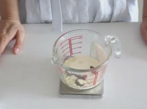 巧克力奶油，先用50g淡奶油融化巧克力