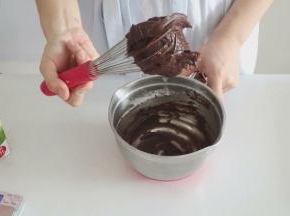 依次加入牛奶、细砂糖，液体温度低于40度时过筛加入低筋面粉，搅拌均匀