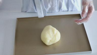 然后加入黄油揉成光滑的麻薯