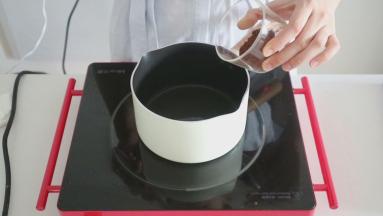 首先将植物油加热到65度，然后加入可可粉搅拌均匀