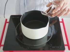 首先将植物油加热到65度，然后加入可可粉搅拌均匀