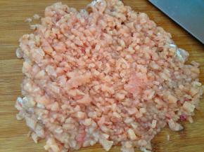 鸡脯肉先切成片，然后再切成小粒