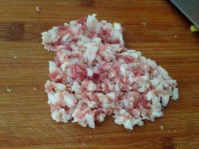 五花肉也切成小粒