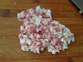 五花肉也切成小粒