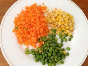 豌豆煮熟去皮，玉米煮熟取粒，胡萝卜切小丁