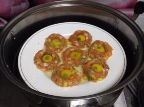 烧锅加水烧开，放入丸子大火蒸10分钟