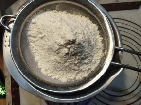 面粉过筛备用。