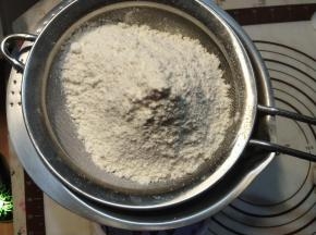 面粉过筛备用。