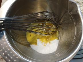 将转化糖浆、细砂糖、鸡蛋、苏打粉、臭粉搅拌均匀至顺滑，如果有厨师机可用厨师机低速搅拌均匀。