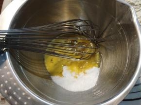 将转化糖浆、细砂糖、鸡蛋、苏打粉、臭粉搅拌均匀至顺滑，如果有厨师机可用厨师机低速搅拌均匀。