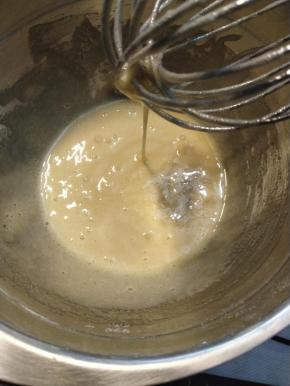 然后加入蛋糕油跟色拉油，再次搅打至乳化。