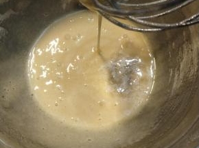 然后加入蛋糕油跟色拉油，再次搅打至乳化。