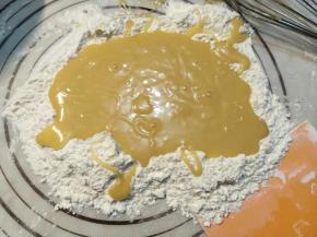 然后把刚才和好的加了面糊的糖浆倒入。