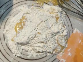 接着将面粉跟糖浆一点点快速融合，反复压匀面团，直至面团光滑，折叠无裂痕。