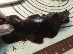 在厨师机搅拌的时候取出准备好的馅料，50g一份分好，然后保鲜膜盖住备用。如果没有厨师机，馅料最好提前分好备用，防止饼皮开裂。