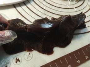 在厨师机搅拌的时候取出准备好的馅料，50g一份分好，然后保鲜膜盖住备用。如果没有厨师机，馅料最好提前分好备用，防止饼皮开裂。