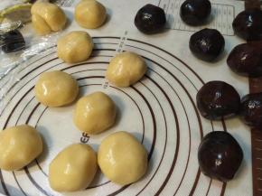 面团搓成长条状，然后分成小剂子，每份50g。