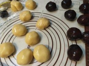 面团搓成长条状，然后分成小剂子，每份50g。