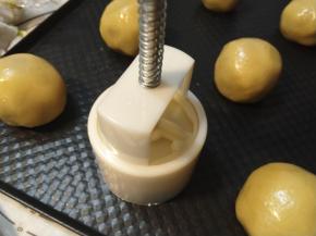 准备好自己喜欢的月饼模子，扣在包好的月饼团子上，按住模具快速压出花样抬起来