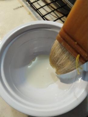 烤制完成后，取出月饼，在表面速度的刷上一层色拉油。