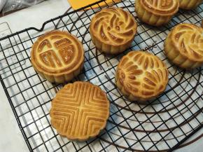 刷完油后，速度转移到晾晒网上，防止底部出现水蒸气沾底。