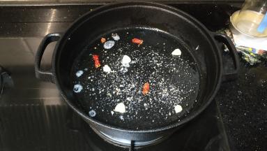 锅里热油，放入盐、蒜、干辣椒爆香