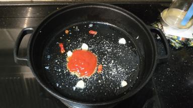 转小火，放入番茄酱拌均匀