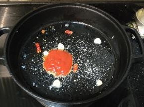 转小火，放入番茄酱拌均匀