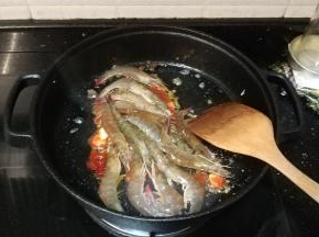 倒入虾