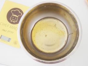 转化糖浆中加入枧水和玉米油搅拌均匀