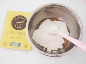 加入面粉，用刮刀切拌成光滑面团