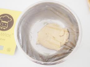 将面团盖上保鲜膜醒发半小时左右