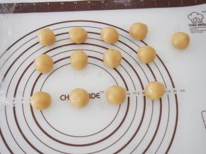 将面团分成大概15g左右一个小球