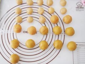 将奶黄馅分成35g左右一个小球