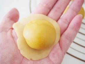 将面团在手心压扁，放入馅儿，用虎口轻轻收口