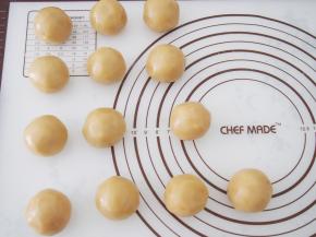 将所有的月饼胚都这样包好