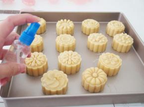 月饼进烤箱前轻轻喷上一层水，170度烘烤5分钟左右定型