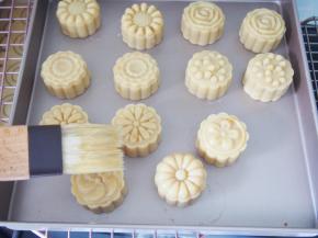 取出刷上一层蛋液，续烘烤20分钟左右看月饼上色即可