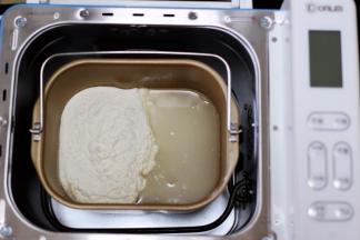 面包机里加入600克中筋面粉，280克清水和3克盐。